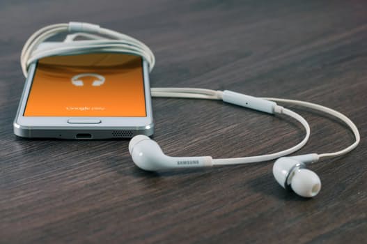 Listening to podcasts is a great way for sports business students and professionals to absorb information during commutes, workouts, or house hold chores. (Image via Pexels.com)