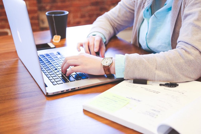 While both online and traditional college classes can further your career, the two experiences differ significantly. Photo via Pexels.com