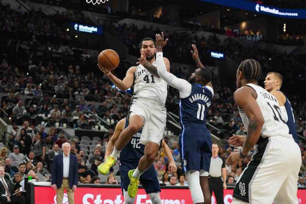 Spurs layup