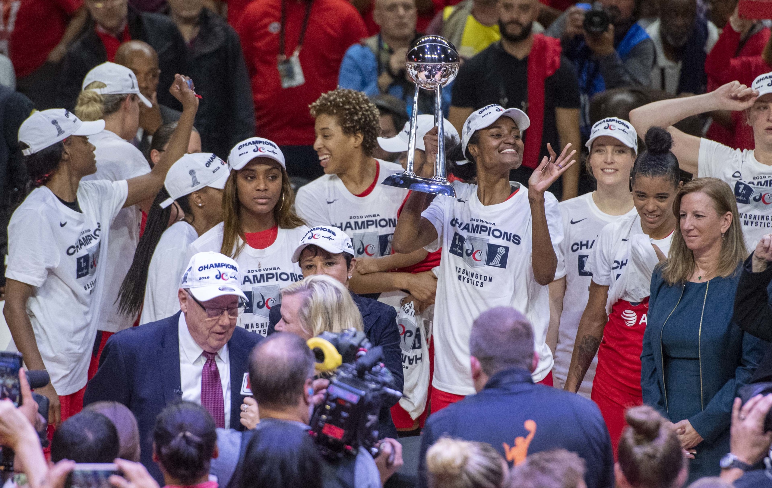 women_holding_trophy