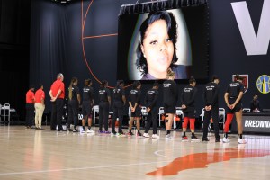 wnba_team_standing_on_court