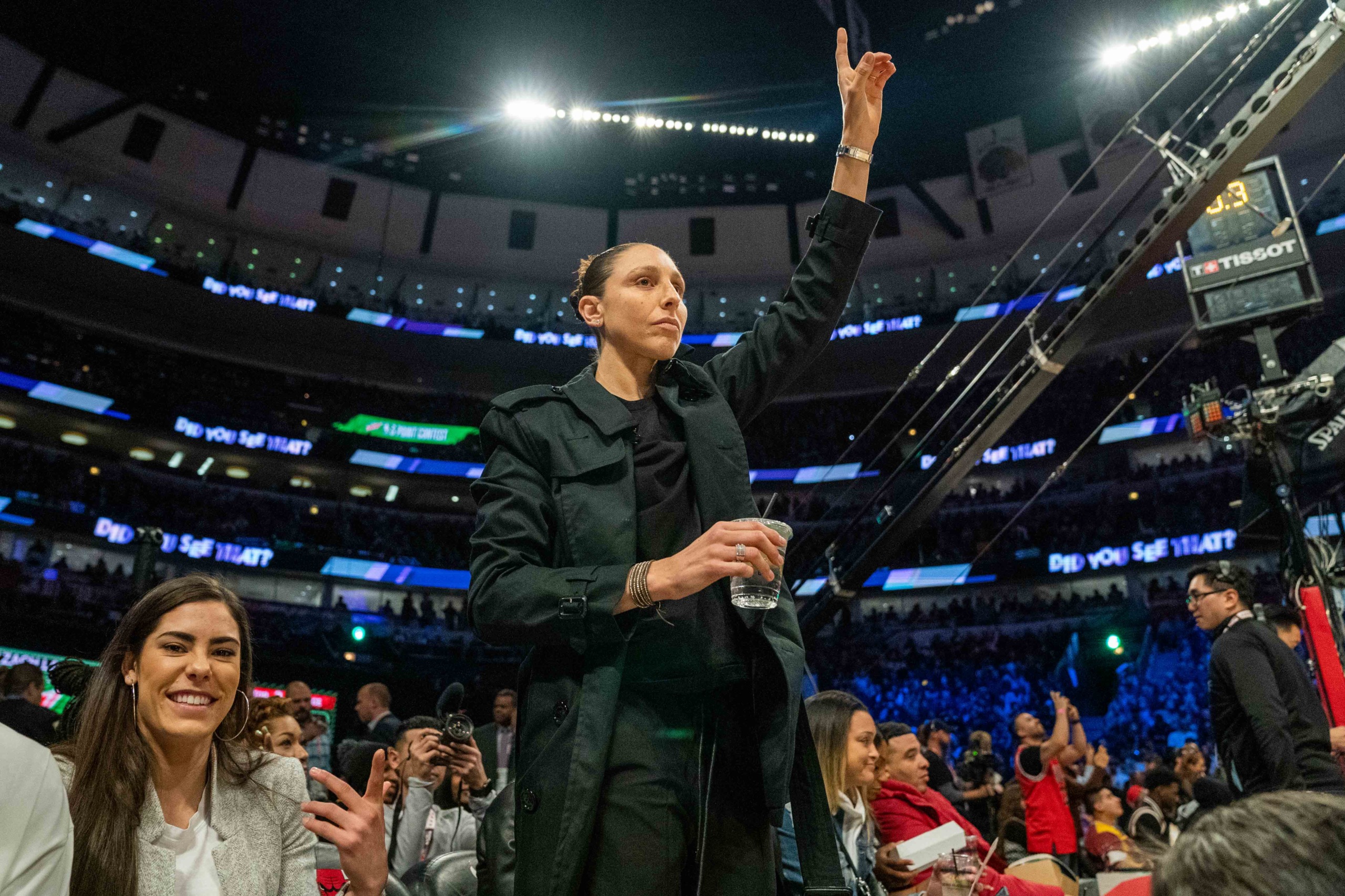 taurasi_waving_to_crowd