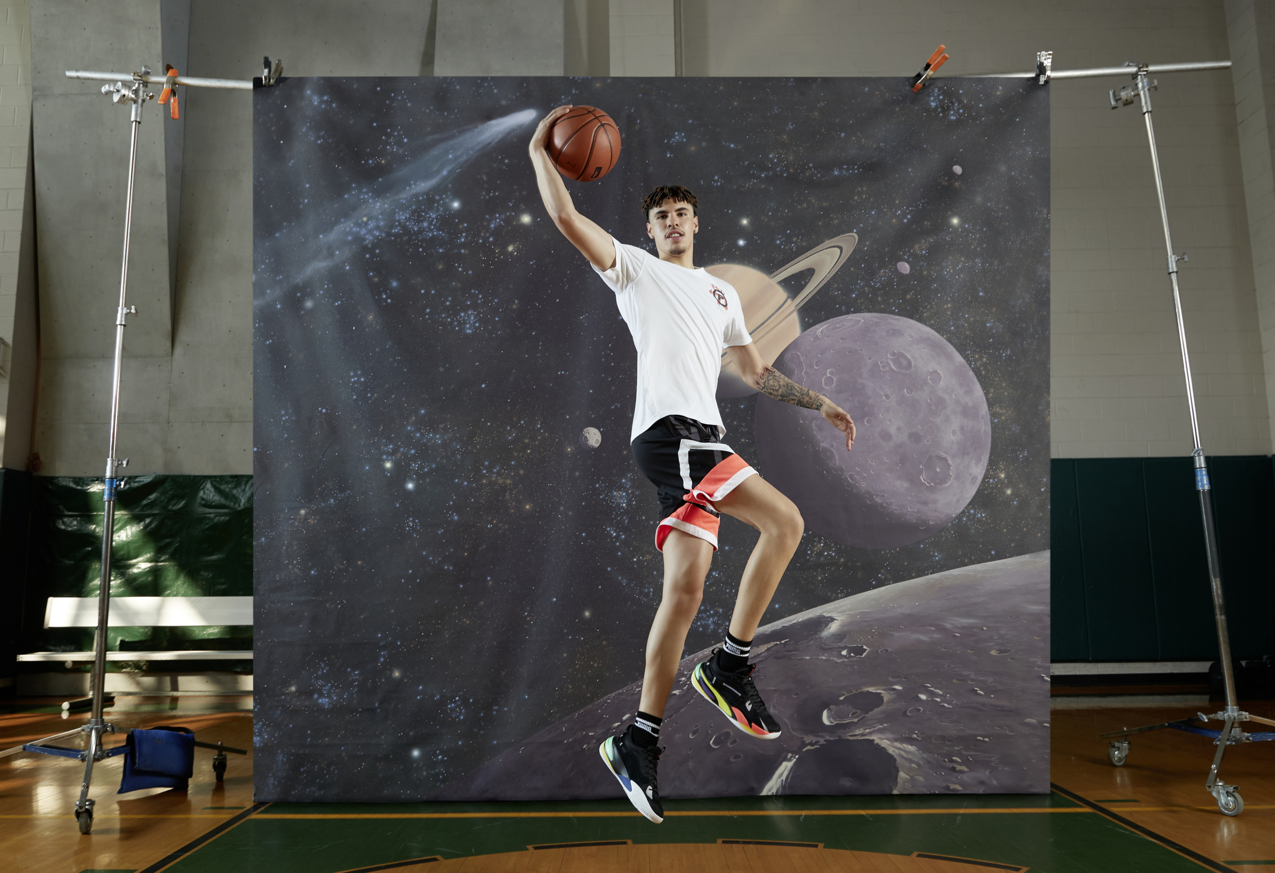 lamelo_ball_posing_with_basketball