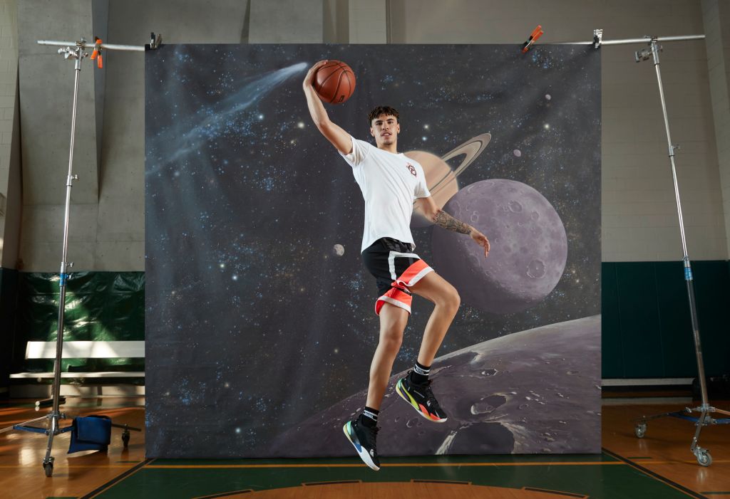lamelo_ball_posing_with_basketball