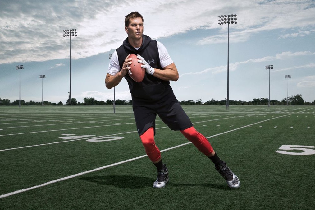 tom_brady_holding_football