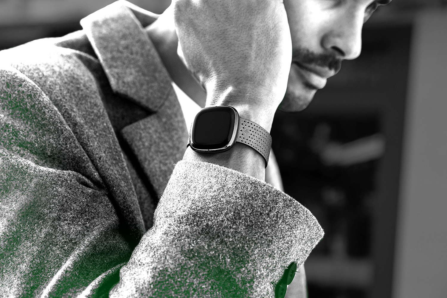 man_wearing_smart_watch