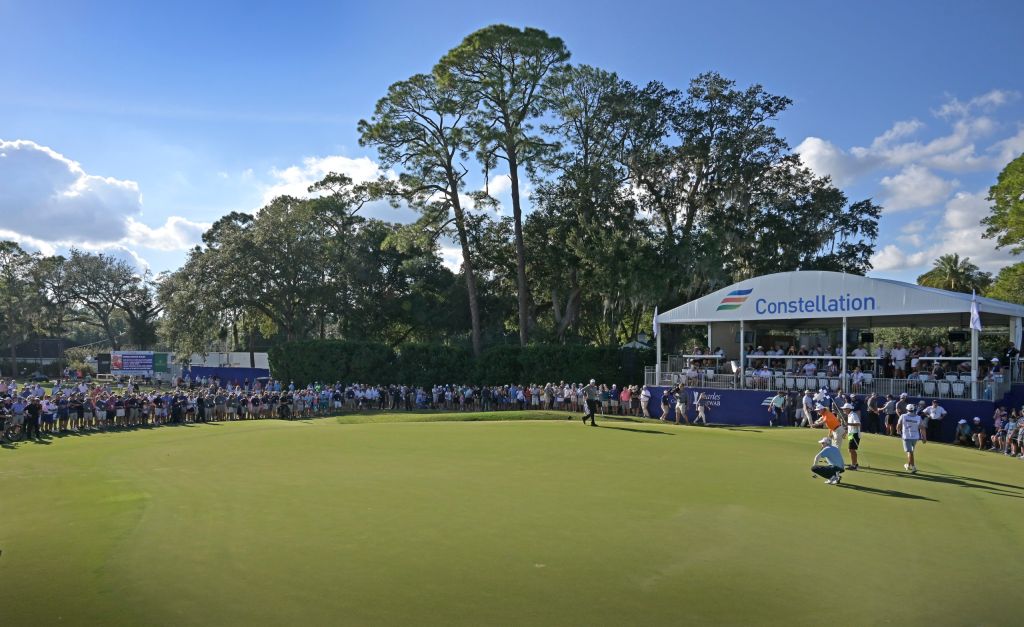 people_playing_golf