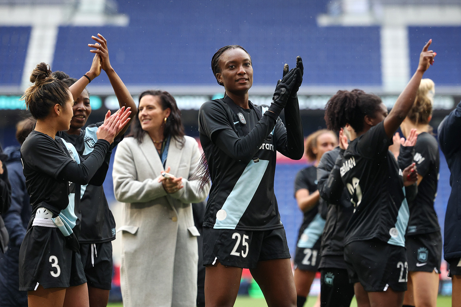 Gotham-FC-players-clapping-to-fans