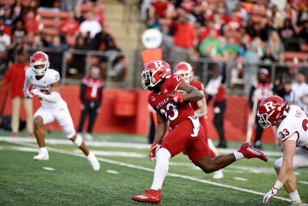 Rutgers-football-player-runs-ball