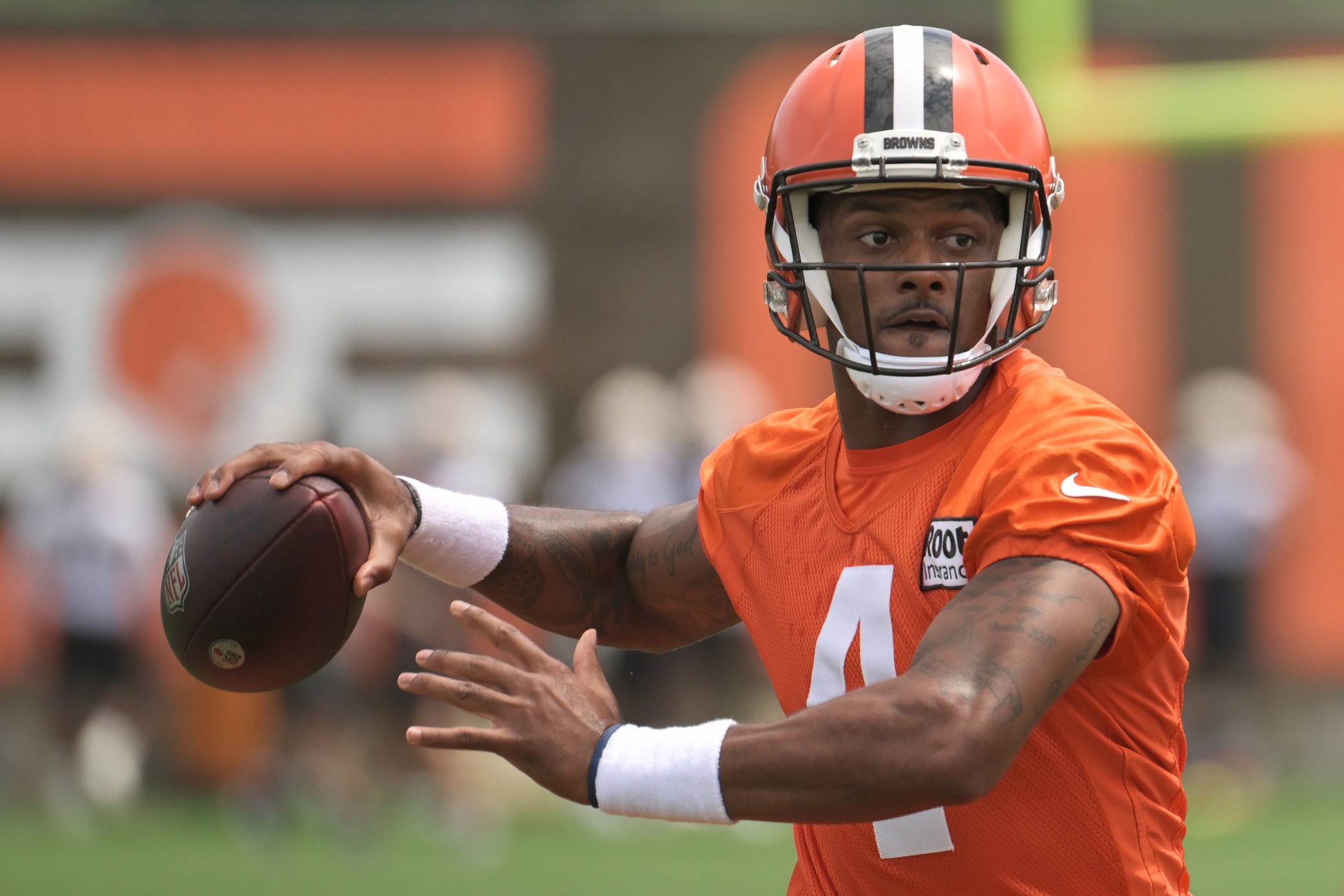 DeShaun-Watson-throwing-football