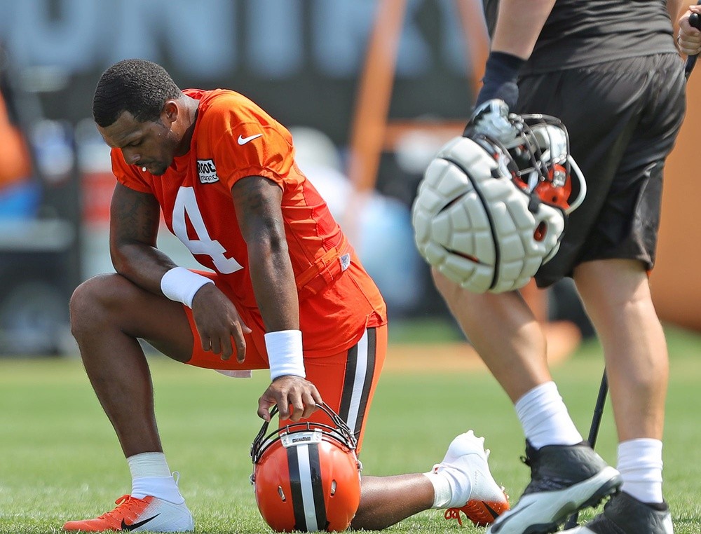 DeShaun-Watson-kneeling