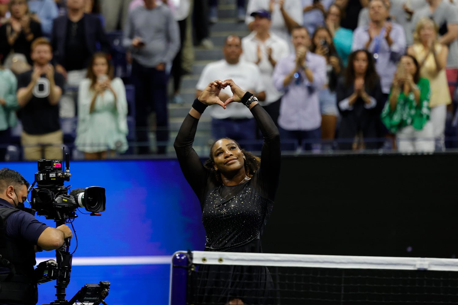 serena_williams_gestures_to_crowd