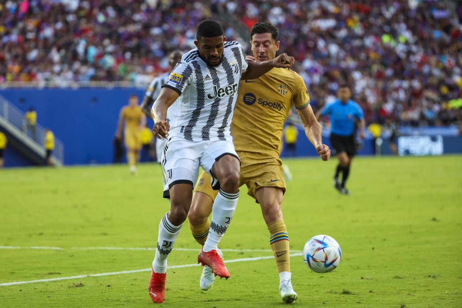 Juventus defender Gleison Bremer defends ball against FC Barcelona striker Robert Lewandowski