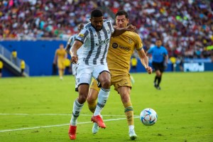 Juventus defender Gleison Bremer defends ball against FC Barcelona striker Robert Lewandowski