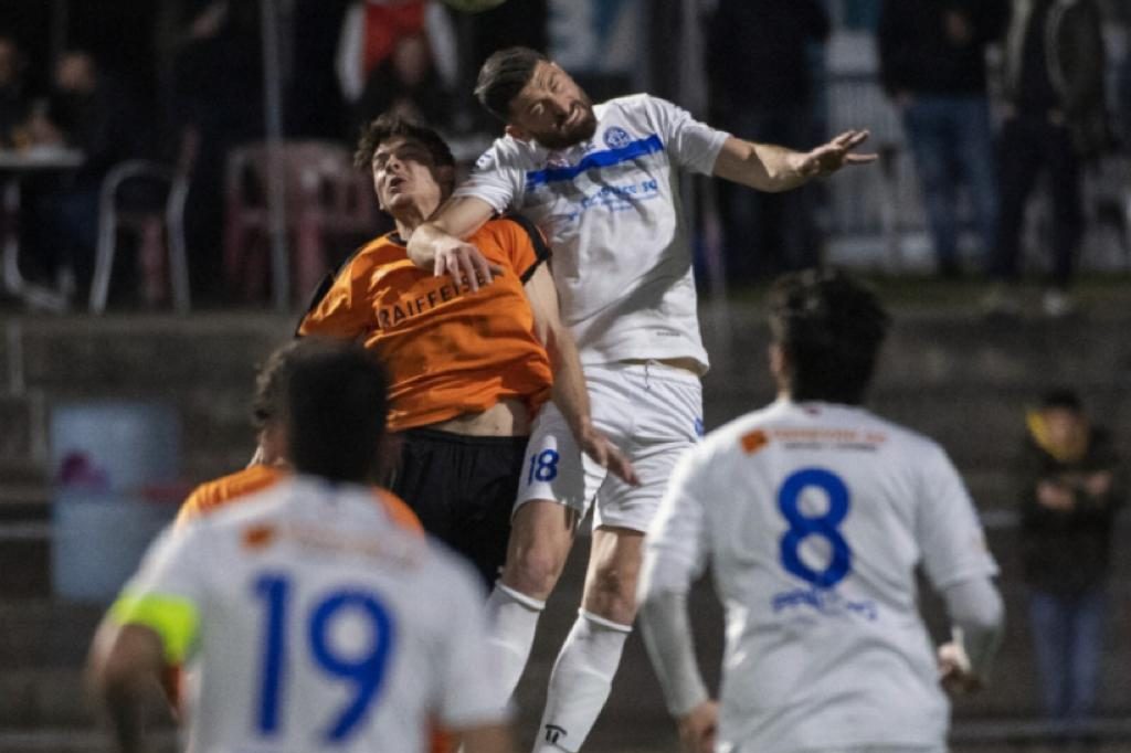 An FC Locarno player goes up for a header during a soccer game.