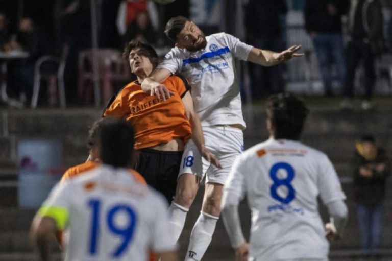 An FC Locarno player goes up for a header during a soccer game.