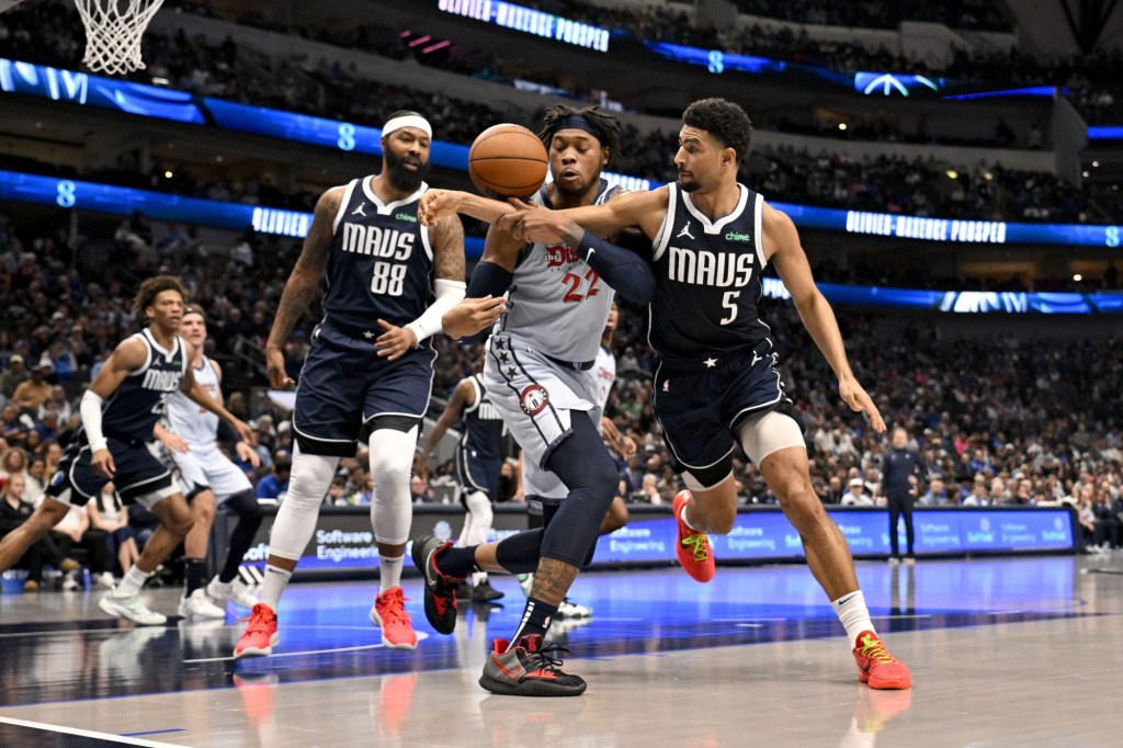 Jan 27, 2025; Dallas, Texas, USA; Washington Wizards forward Richaun Holmes (22) and Dallas Mavericks forward Markieff Morris (88) and guard Quentin Grimes (5) chase the loose ball during the second half at the American Airlines Center.