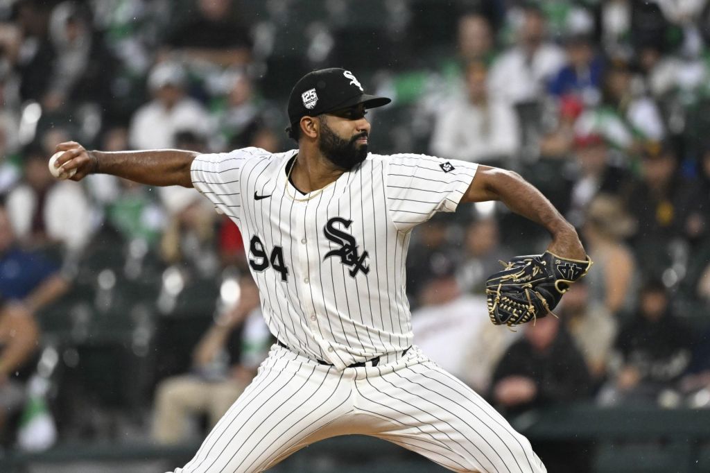Sep 20, 2025; Chicago, Illinois, USA; Chicago White Sox pitcher Yoendrys Gmez (94) delivers during the first inning against the San Diego Padres at Rate Field.