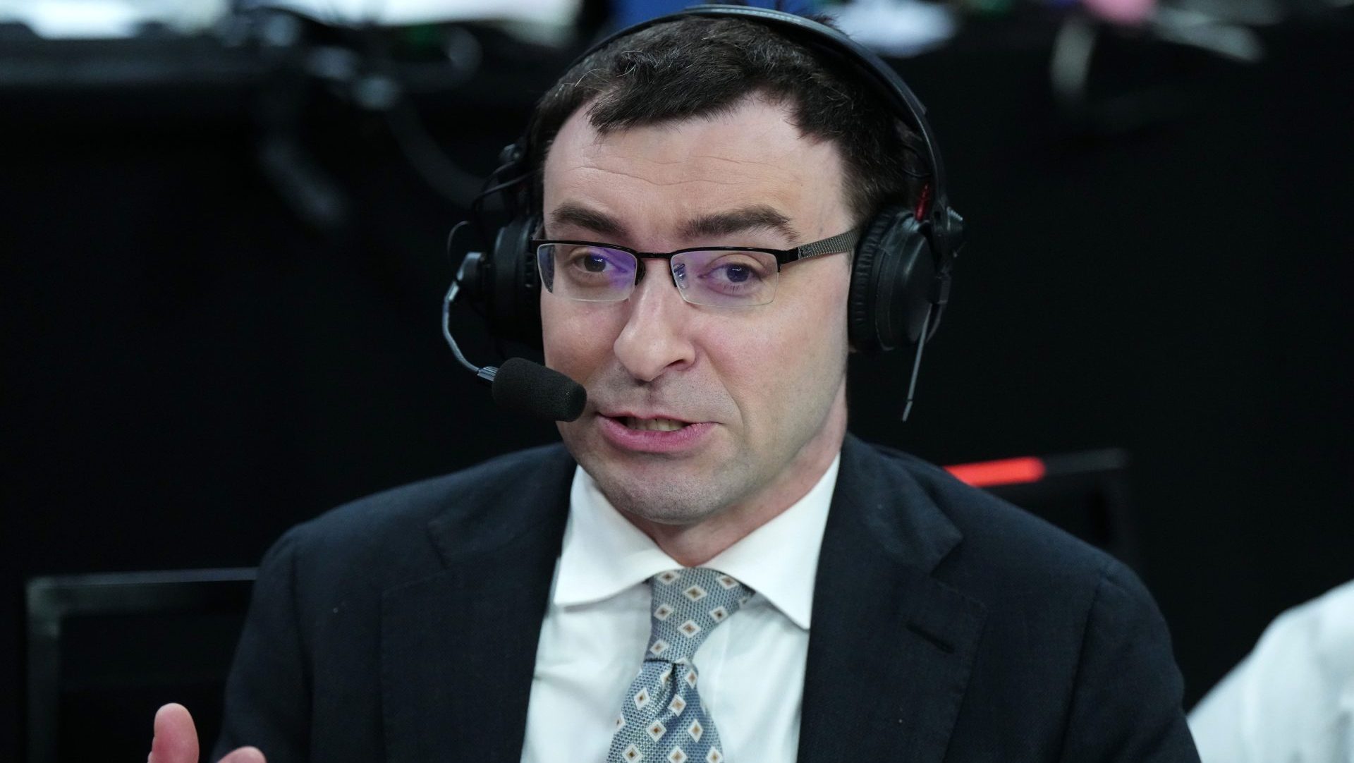 Mar 15, 2024; Las Vegas, NV, USA; FS1 announcer Jason Benetti during the game between the Colorado Buffaloes and the Washington State Cougars at T-Mobile Arena. Mandatory Credit: Kirby Lee-USA TODAY Sports