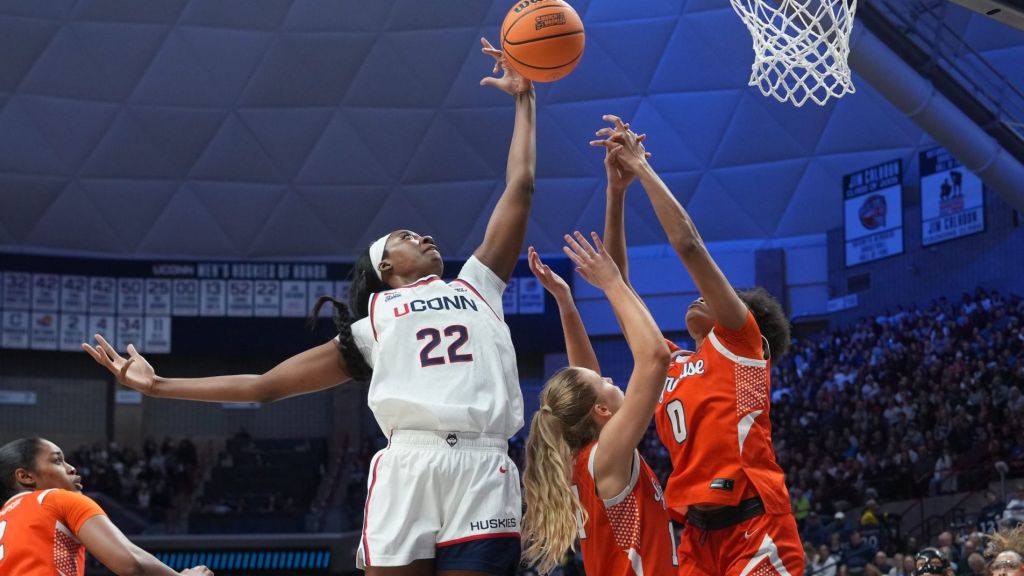 Mar 23, 2026; Storrs, CT, USA; UConn Huskies Forward Serah Williams (22) shoots a layup against Syracuse Orange Forward Aurora Almon (0) during the first half of the second round game of the women’s 2026 NCAA Tournament at Harry A. Gampel Pavilion.