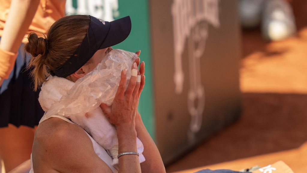 May 25, 2026; Paris, France; Elina Svitolina of Ukraine at a change of ends with ice and an ice towel during her first round match against Anna Bondar of Hungary on day two at Stade Roland Garros.