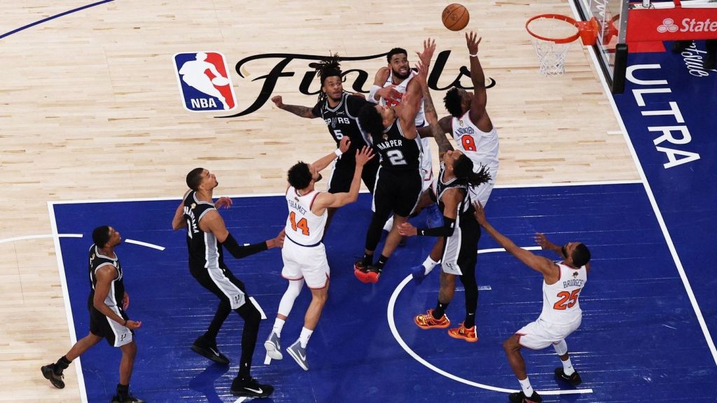 Jun 10, 2026; New York, New York, USA; New York Knicks forward OG Anunoby (8) makes a game-winning tip shot against San Antonio Spurs guards Dylan Harper (2) and Devin Vassell (24) during game four of the 2026 NBA Finals in the final second of the fourth quarter at Madison Square Garden. Mandatory Credit: Vincent Carchietta-Imagn Images