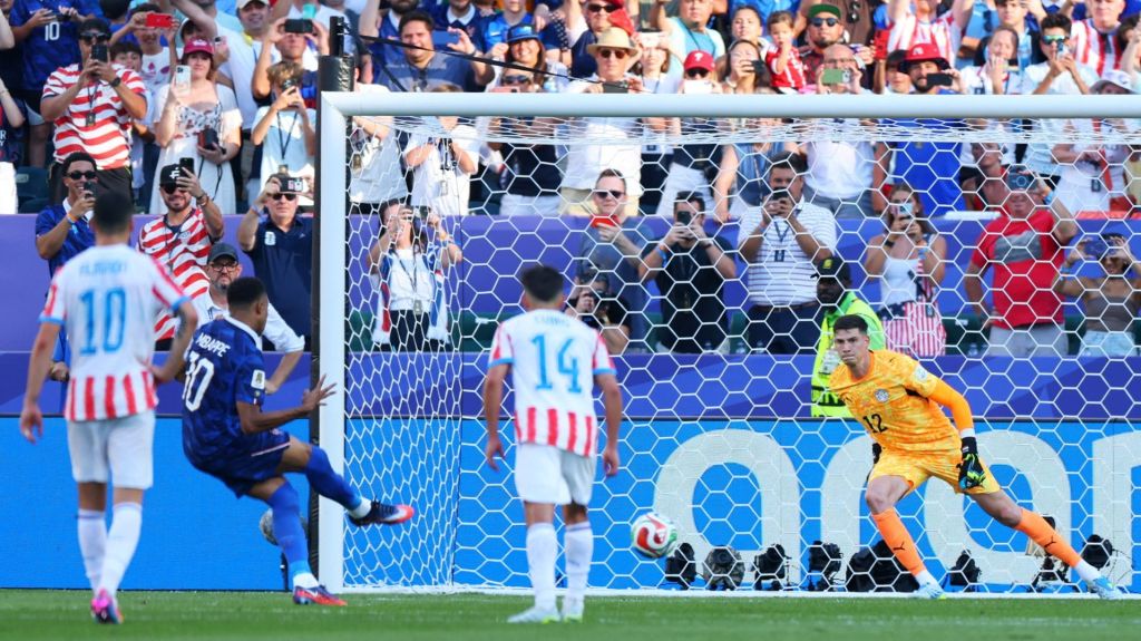 Soccer Football - FIFA World Cup 2026 - Round of 16 - Paraguay v France - Philadelphia Stadium, Philadelphia, Pennsylvania, U.S. - July 4, 2026 France's Kylian Mbappe scores their first goal from the penalty spot