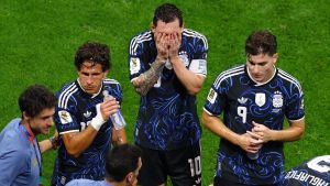 Soccer Football - FIFA World Cup 2026 - Semi Final - England v Argentina - Atlanta Stadium, Atlanta, Georgia, U.S. - July 15, 2026 Argentina's Lionel Messi wipes his face as coach Lionel Scaloni gives instructions to his players during a hydration break